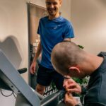 Hannes voert een Lactaattest uit naast persoon aan loopband