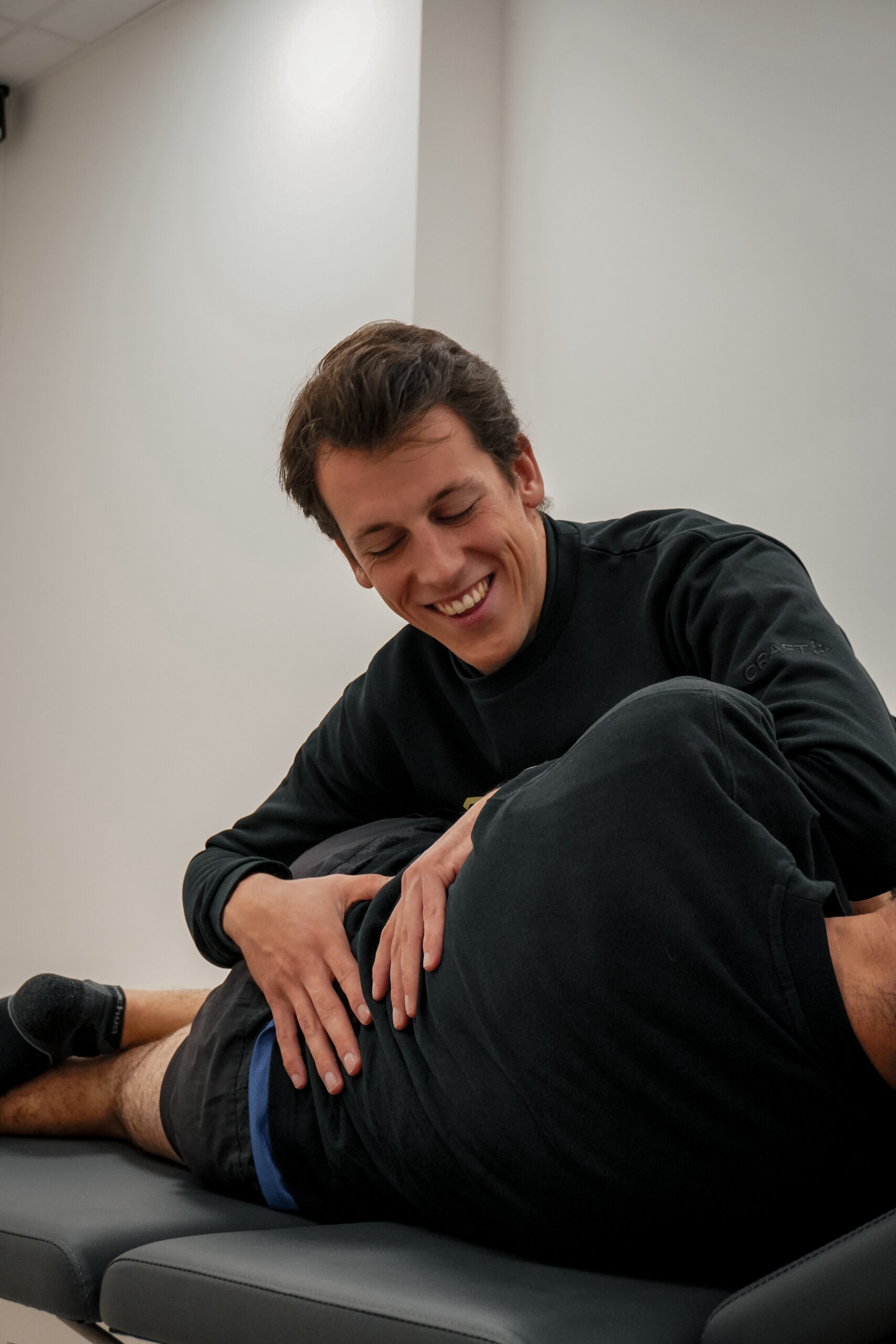 Kinesist Jul behandelt patiënt op behandeltafel tijdens kinesitherapie sessie