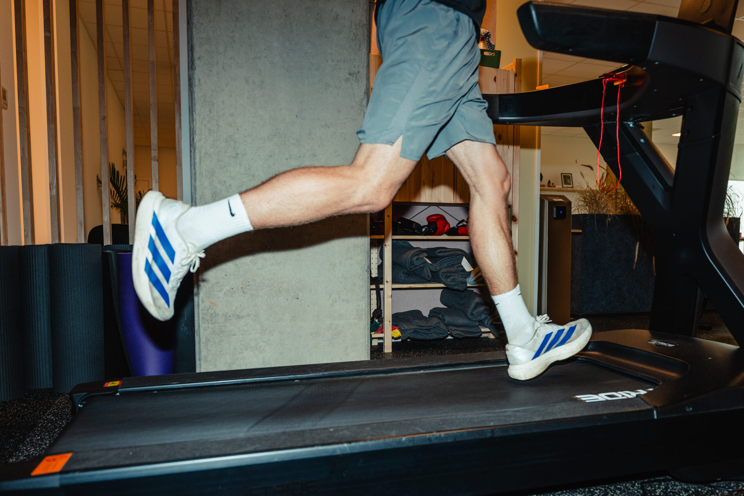 Loper traint op loopband tijdens endurance coaching sessie