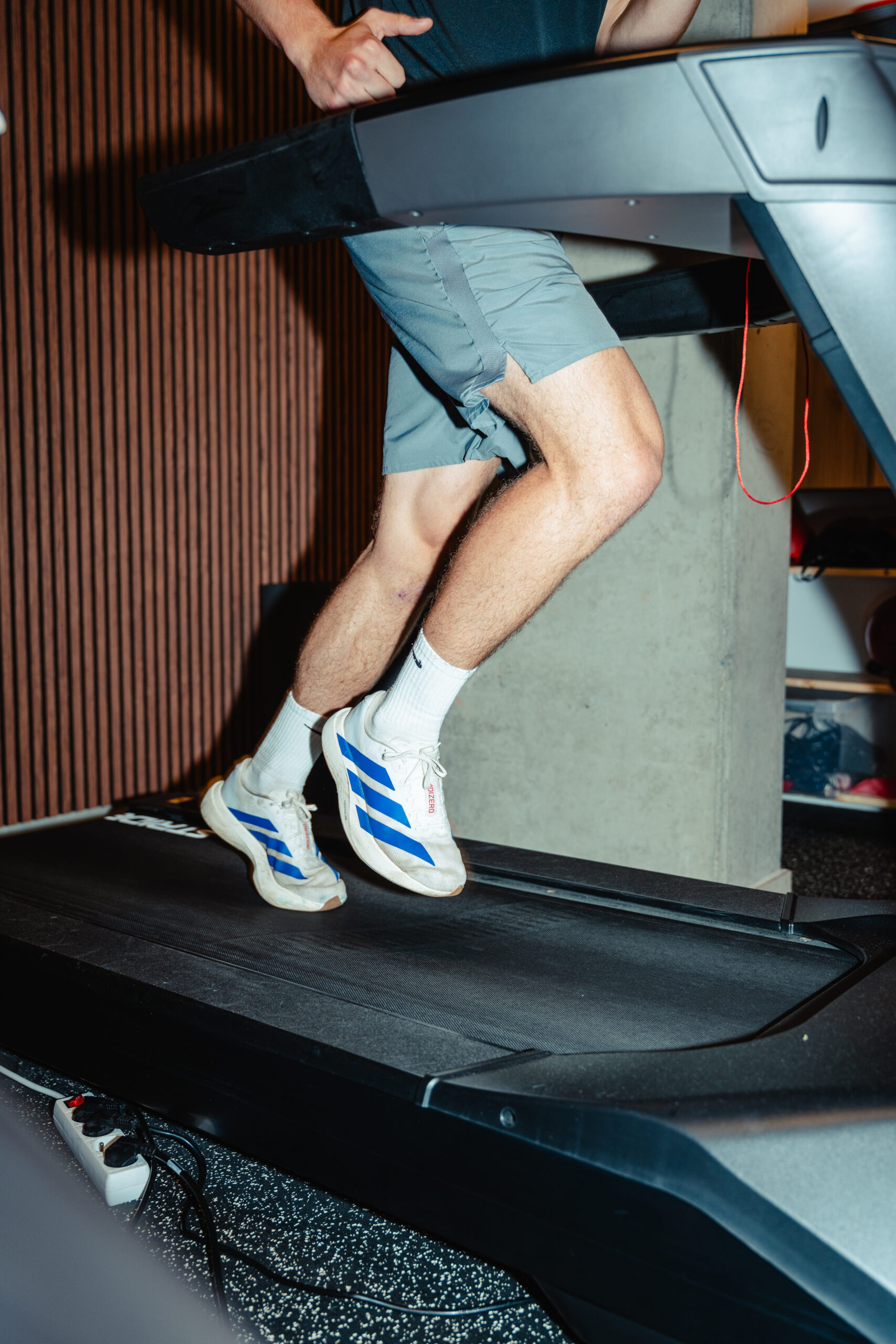 Persoon loopt op loopband tijdens cardiotraining in fitness