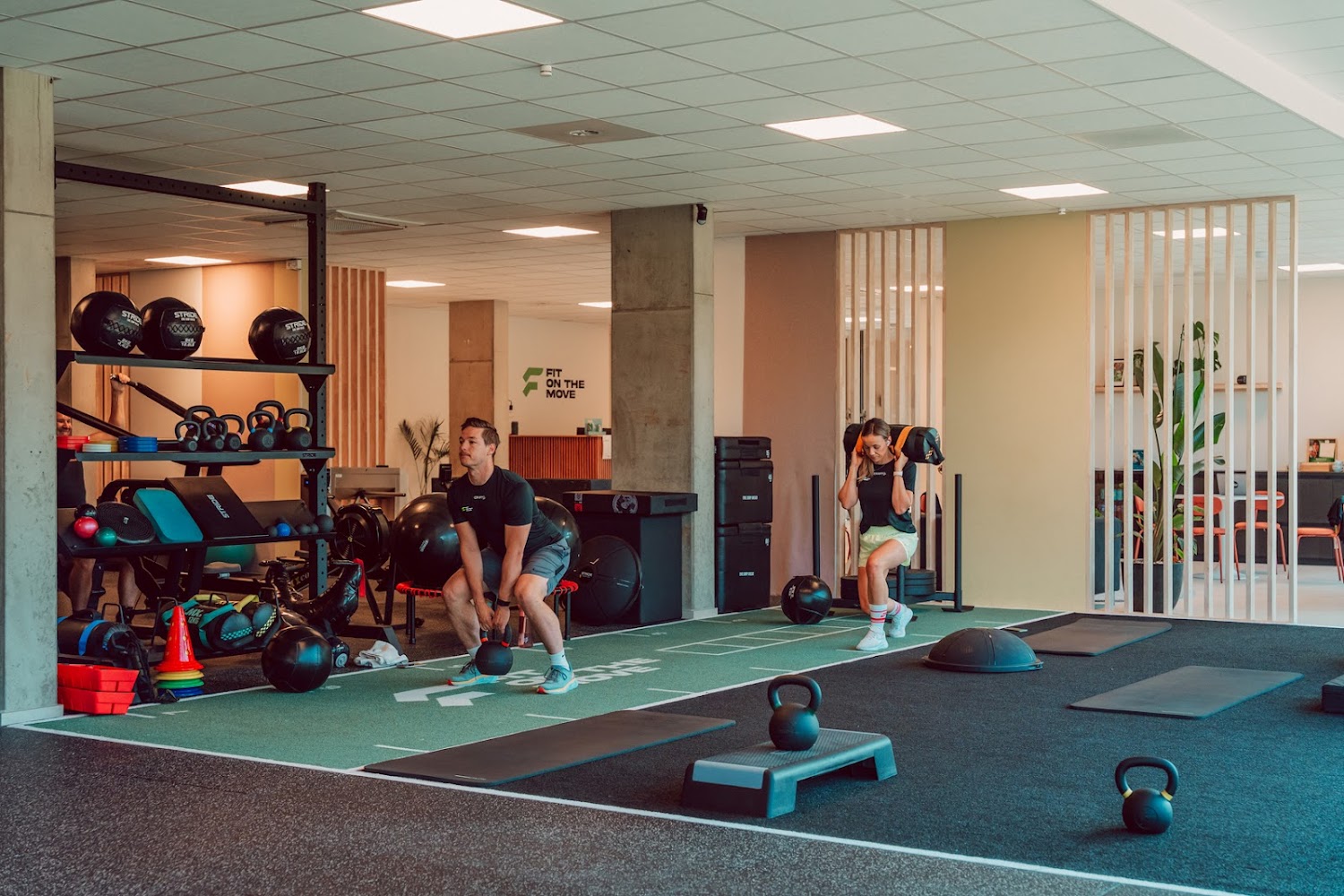 Groeplessen op de fitnessmat in de locatie te Linden