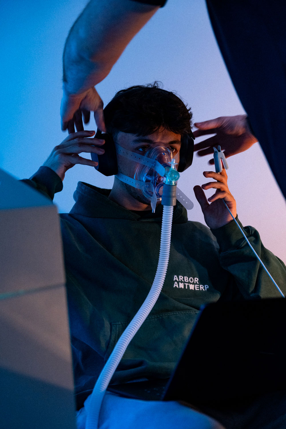 Jonge man in hoodie probeert IHHT hij draagt een zuurstofmasker.