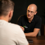 Personal coach Hannes in gesprek met klant tijdens coaching sessie