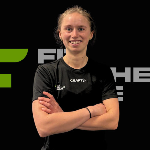 Teamfoto van Mirthe poserend voor muur met logo van Fit on the move